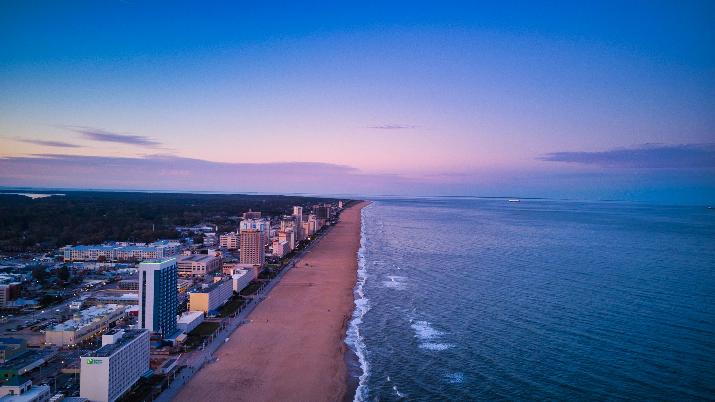 La costa de Virginia Beach al atardecer